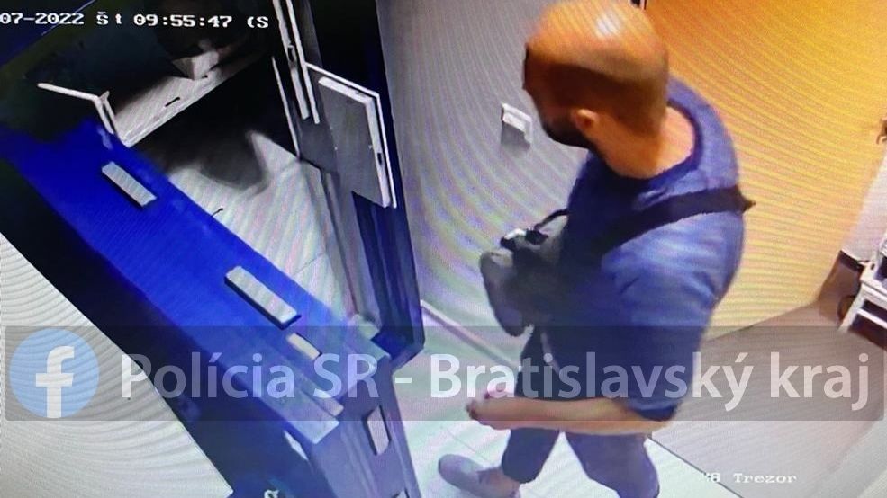 Dvojice ozbrojenců v Bratislavě vyloupila banku a uniká policii